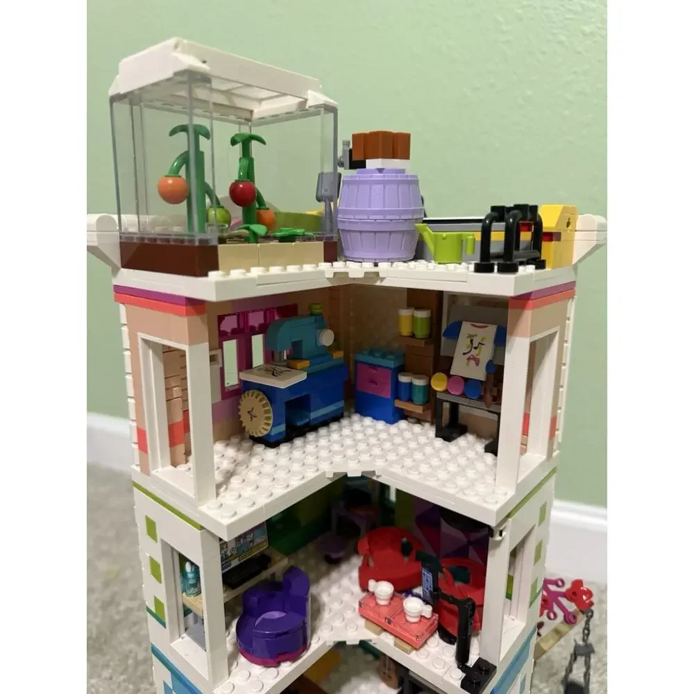 LEGO FRIENDS: Heartlake City Community Center (41748)